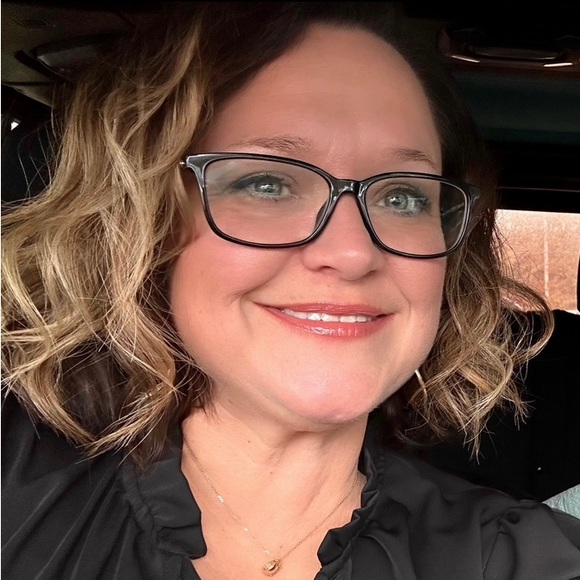 Meet your Posher, Lisa - Picture 2 of 2